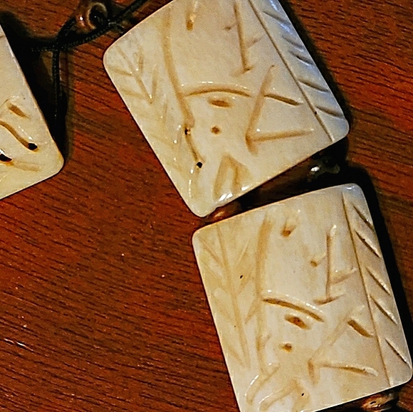 🔴 Carved Bone Bracelet - Picture 5 of 12